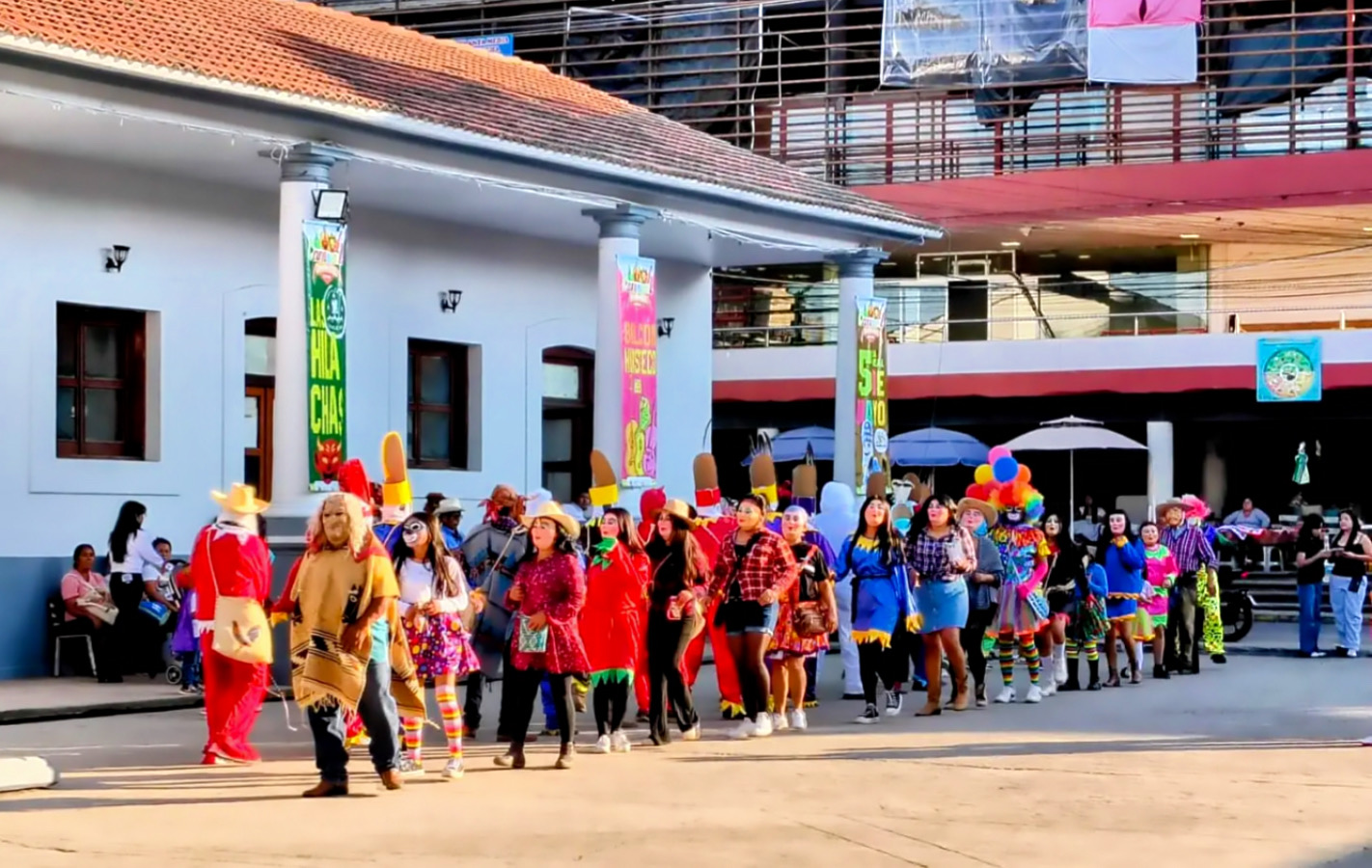 Desfile del Carnaval Nanahuatilli 2026 frente al centro hist&oacute;rico de Chicontepec de Tejeda, Veracruz